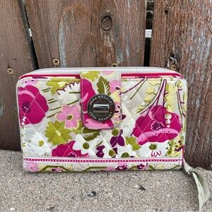 VERA BRADLEY Women’s Quilted Floral Pink Green Clasp Full Zipper Wallet